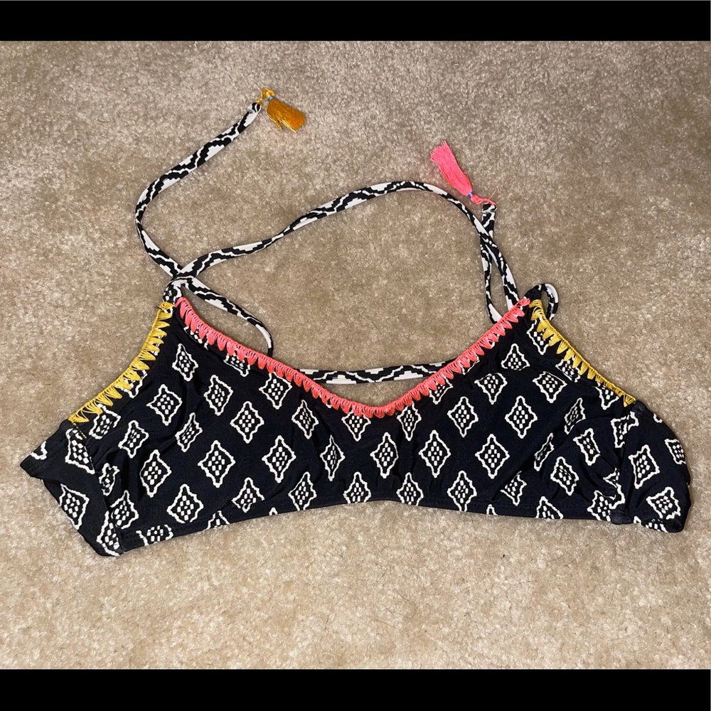 Patterned cross-back bikini top